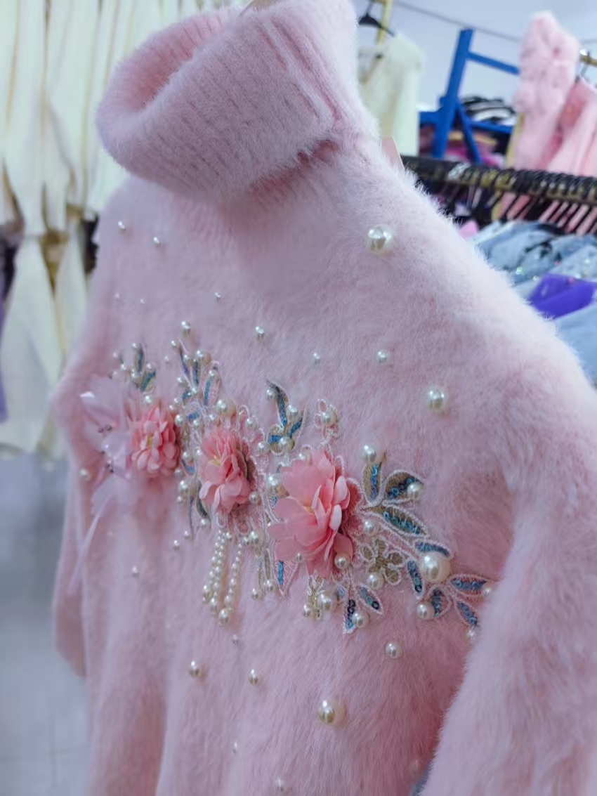 Winter Clothing Photo - Suéter Rosa Ajustado con Cuello Alto